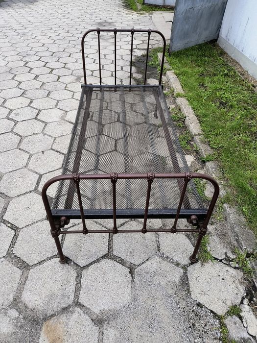 Stare metalowe łóżko