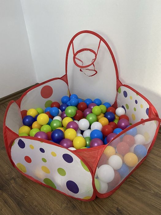 Басейн з кульками