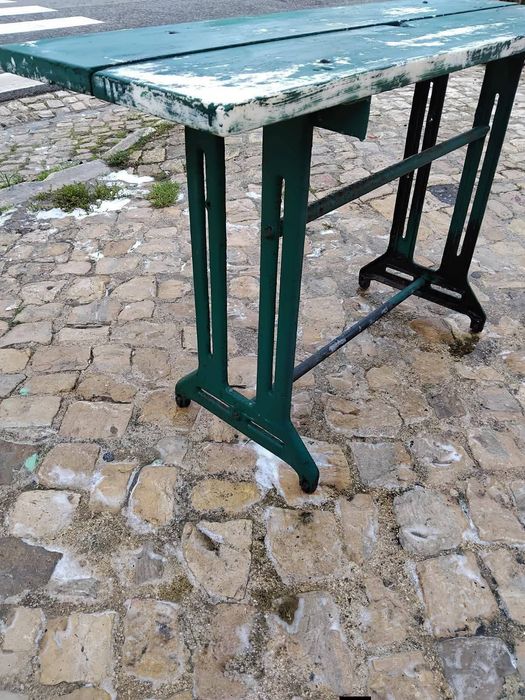 Mesa com pés em ferro e tampo em pedra