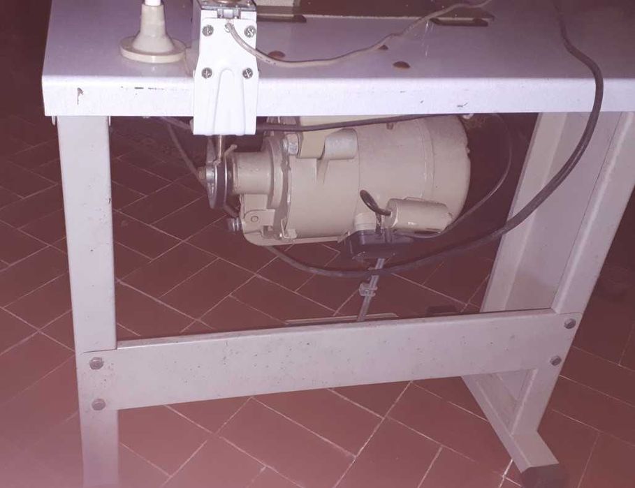 Maquina Singer industrial de ponto direito c/ bancada