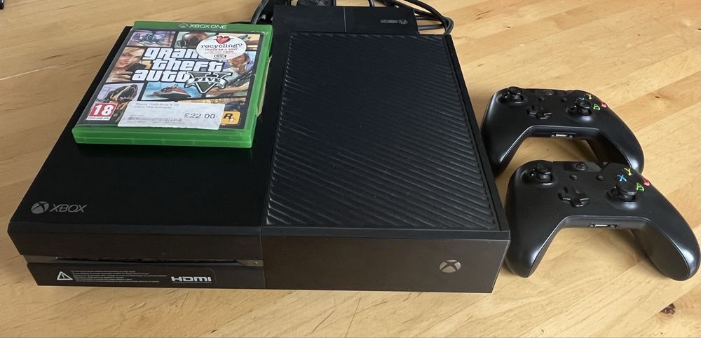 Xbox One com jogos e dois comandos