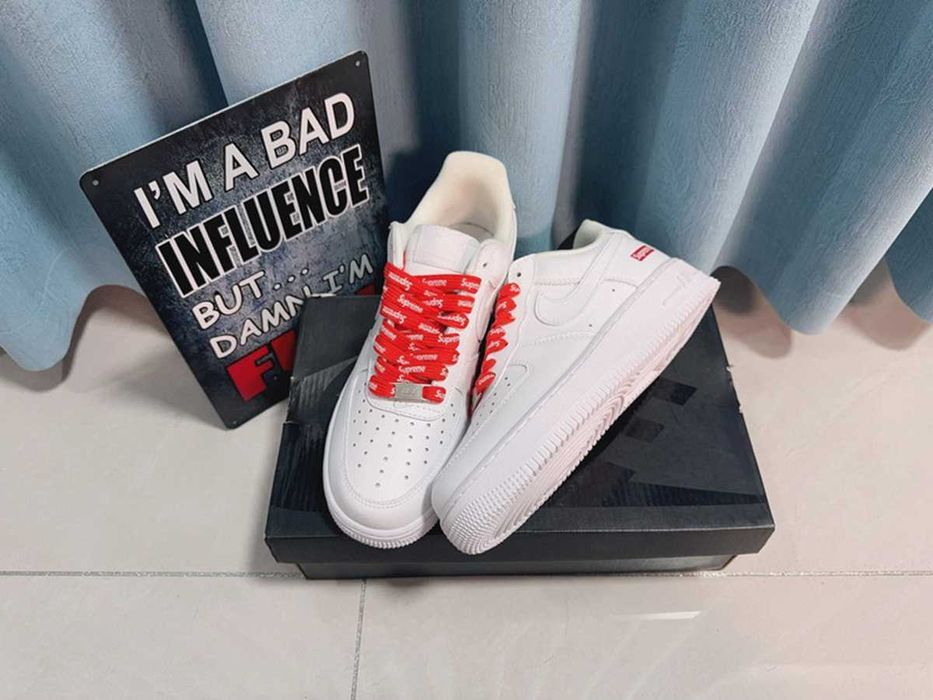 Białe buty Nike x Supreme w rozmiarze 38