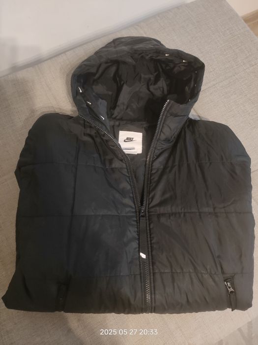 Oddam czarny płaszczyk Nike rozmiar XS
