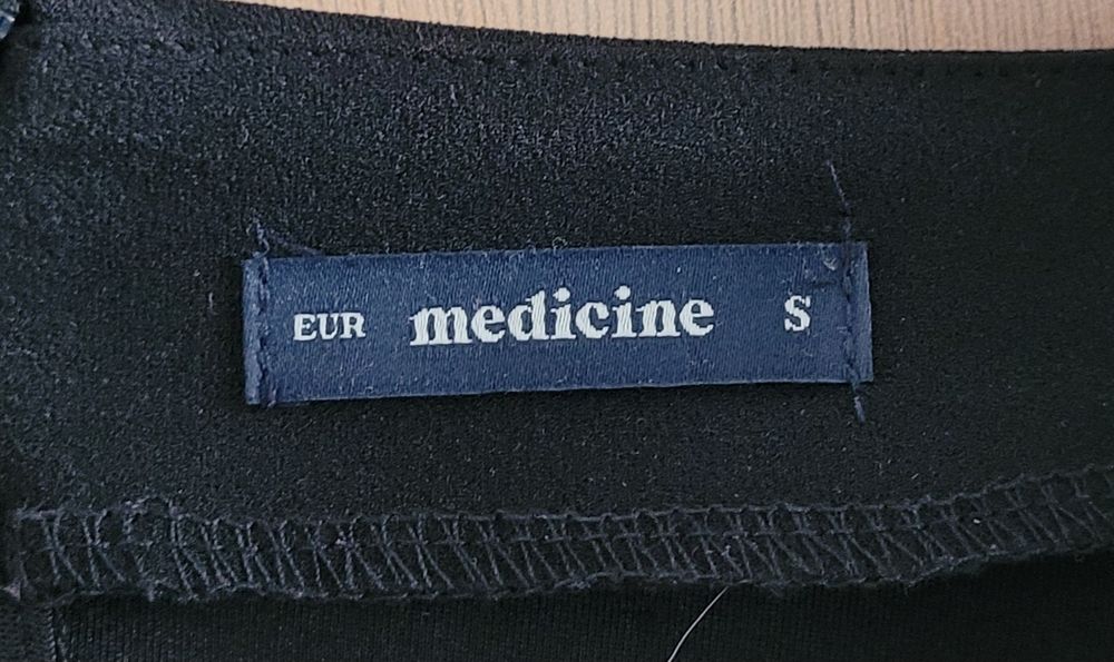 Czarna sukienka Medicine