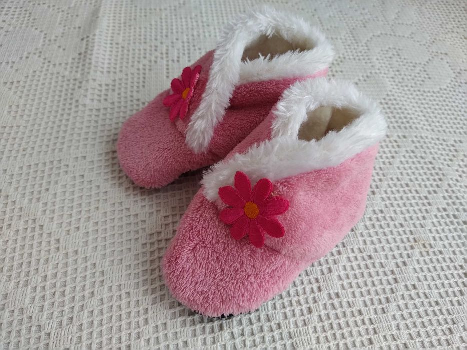 Sapatos / botinhas de menina cor de rosa com flores