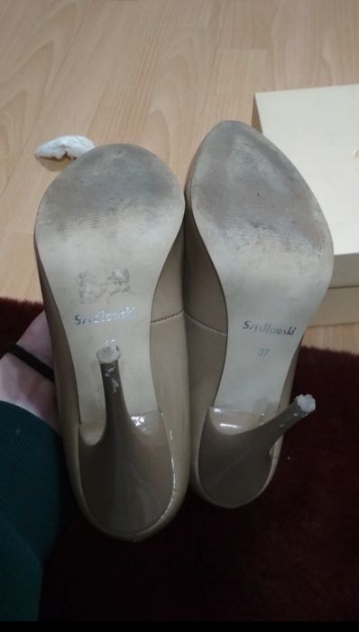 Buty na wąskim obcasie beżowe szydłowski