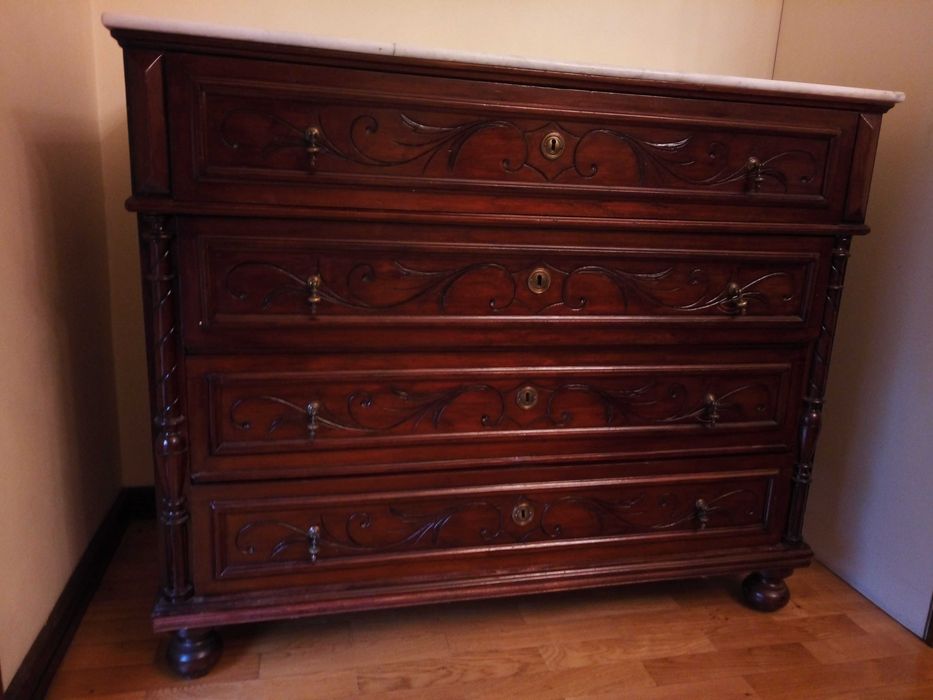 Cómoda Romântica antiga