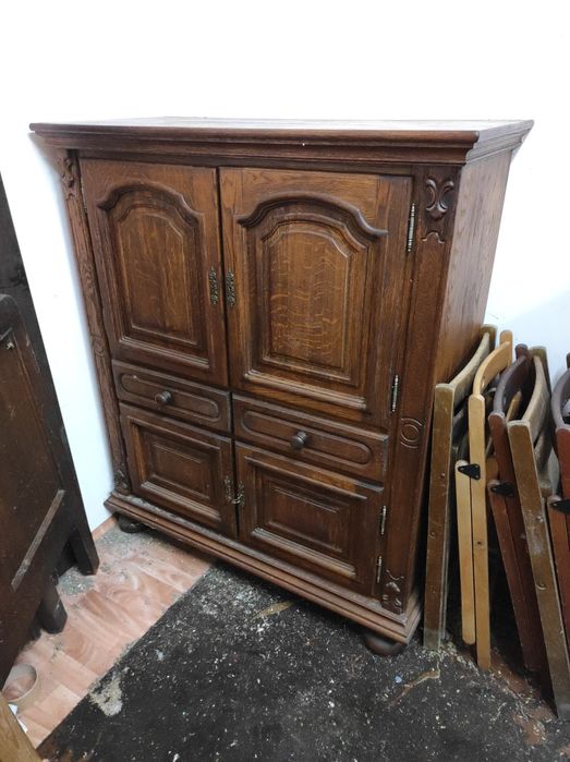 Komoda dębowa średniej wielkości