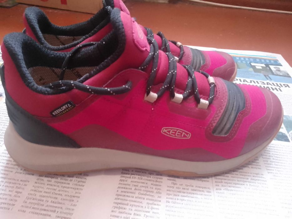 Продам кроссовки Keen  р.39