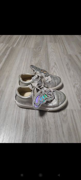 Buty srebrne motylki