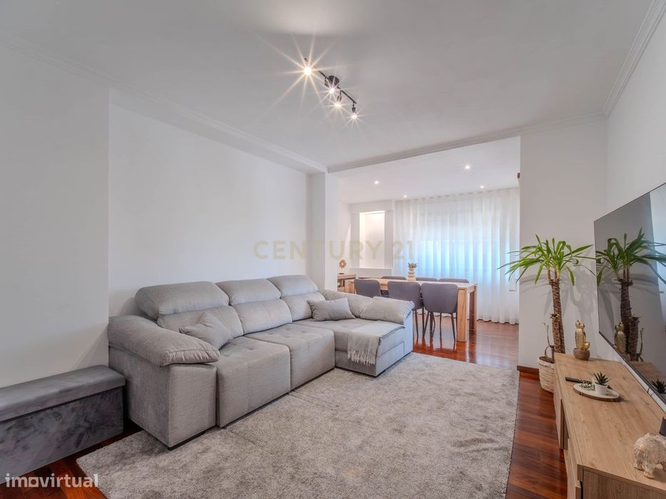 Apartamento T2 | Rés-Do-Chão Elevado | Remodelado | Garagem | Rio Tint