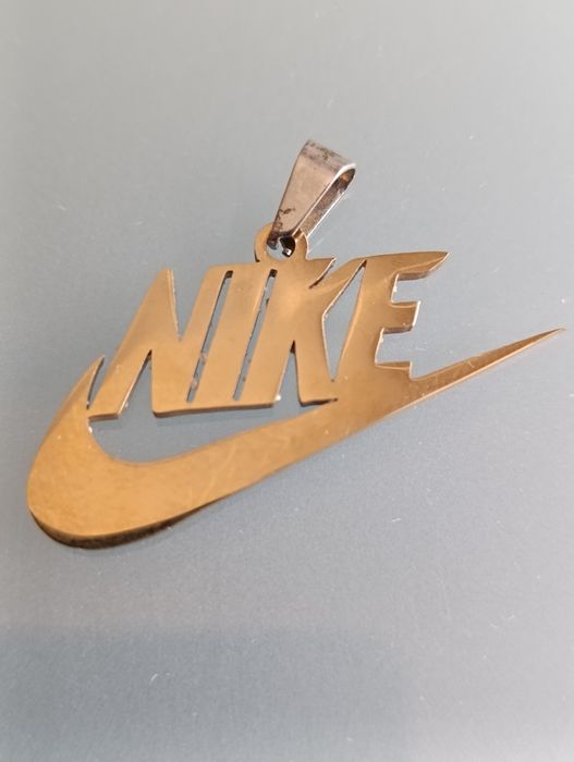 Pingente de logótipo Nike.