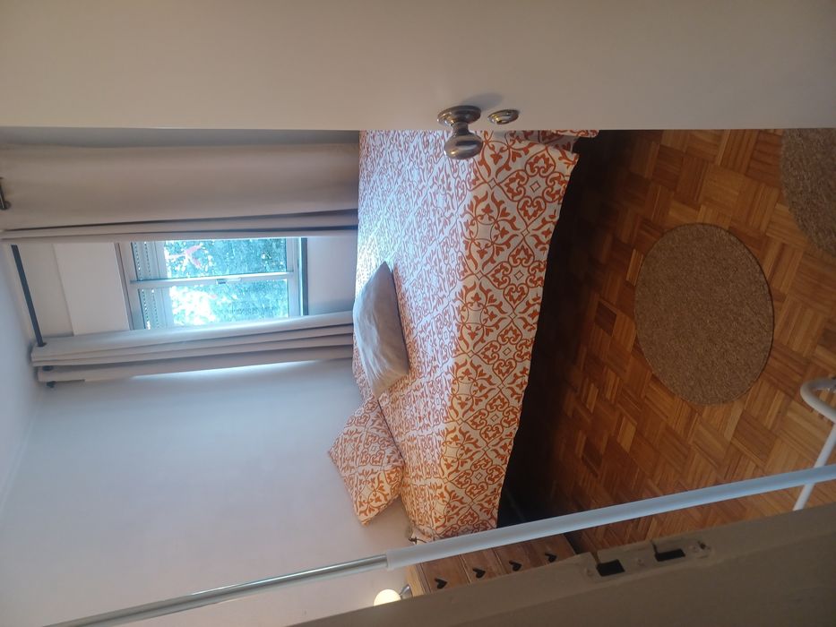 Alugo quarto ,,com cauçao.