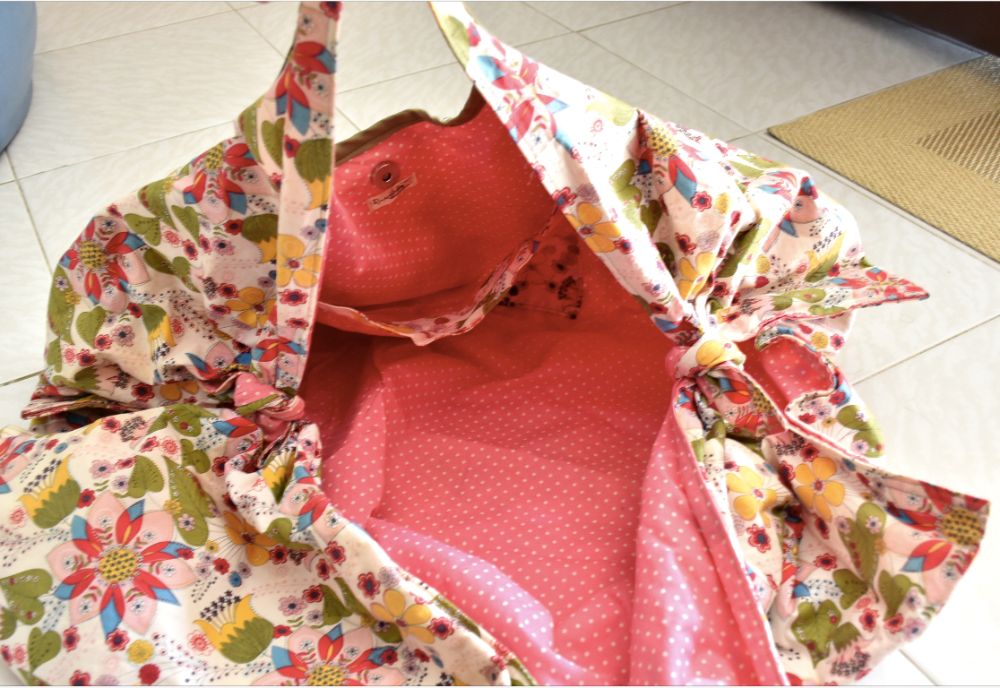 Saco branco com flores e forro rosa (feito à mão)