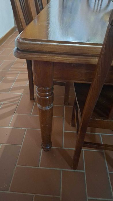Vendo mesa de jantar e seis cadeiras