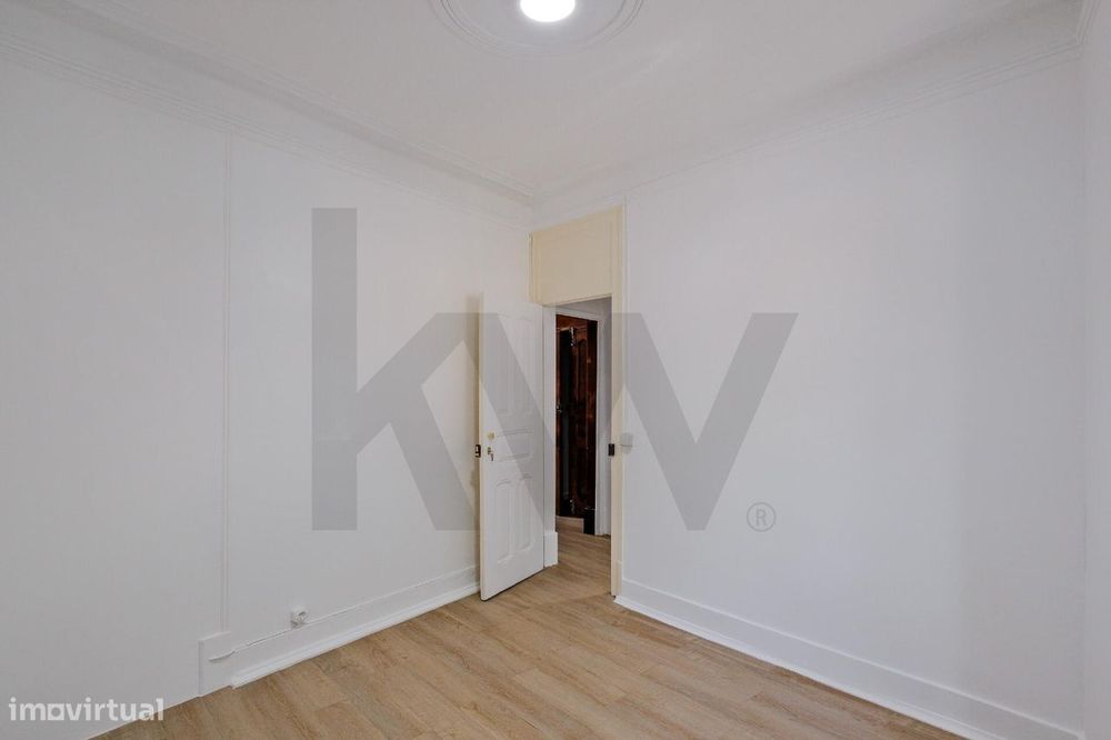 Apartamento T4 Remodelado com Terraço Privativo no Areeiro