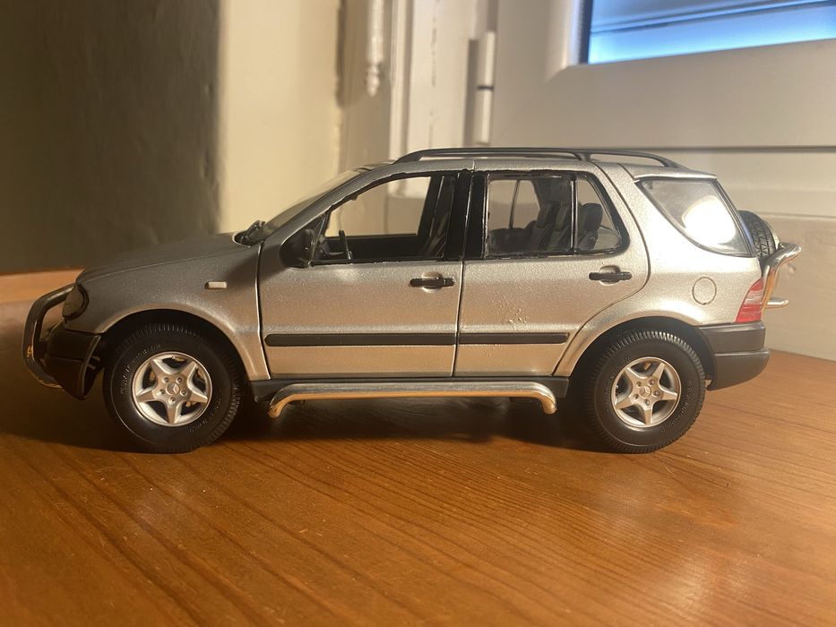 Carro miniatura Mercedes-Benz ML 320 - Maisto - Escala 1/18