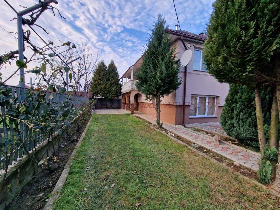 Будинок поряд з Ужгородом