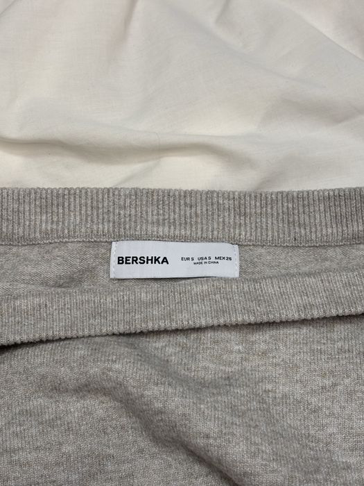 кофта bershka на плечі