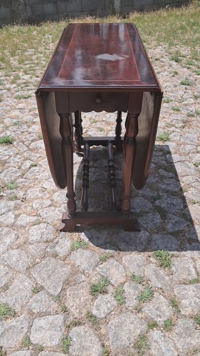 Mesa retrátil antiga
