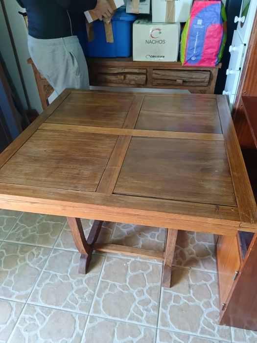 Mesa em madeira que abre