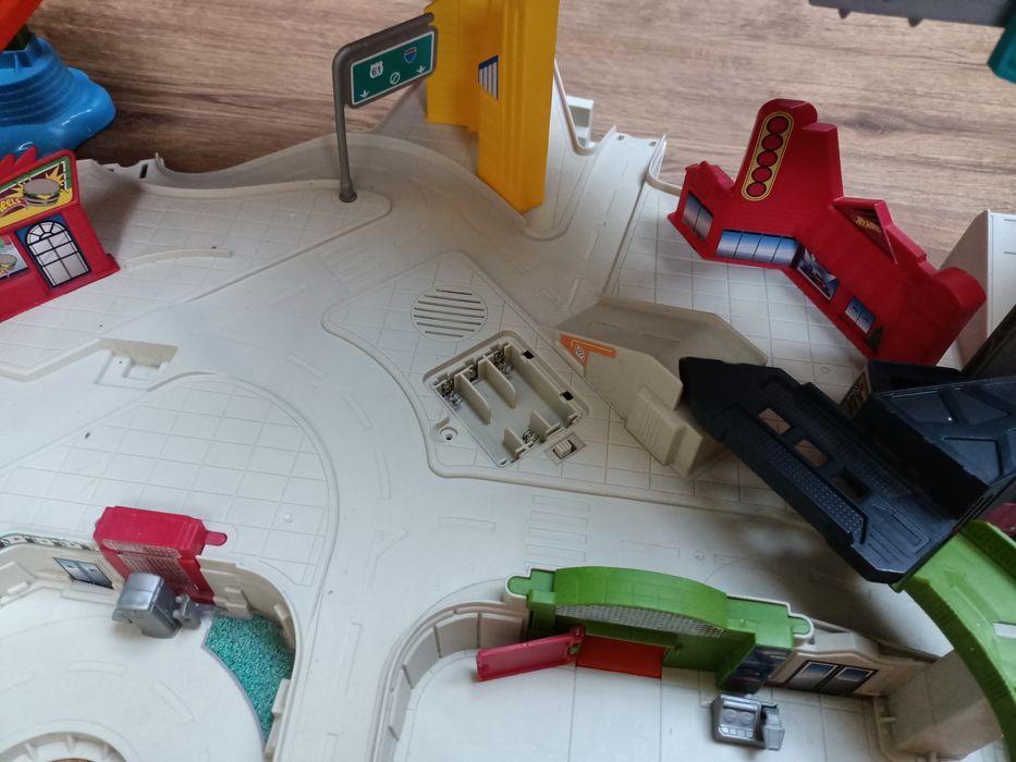 Hotwheels mega garaż