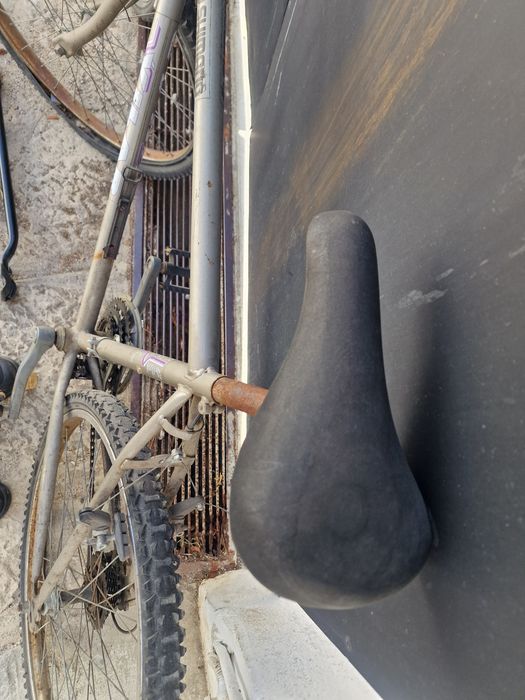 Duas bicicletas e dois suportes