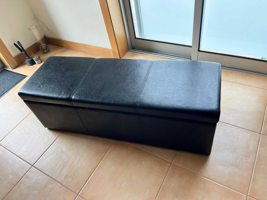 Banqueta em pele com imensa arrumação - 60 €