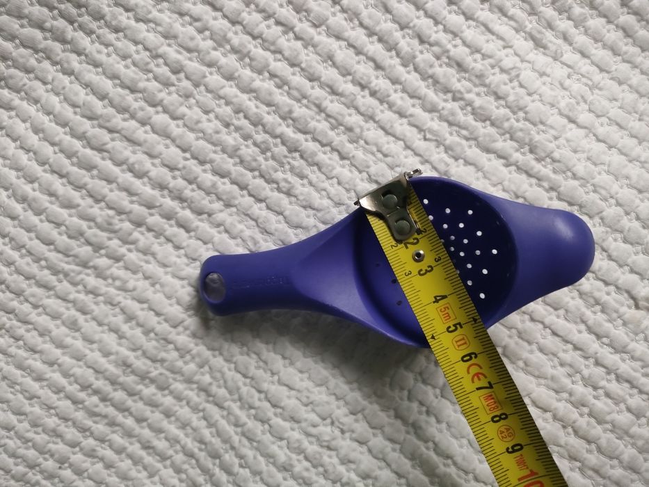 Coador pequeno de  Tupperware.