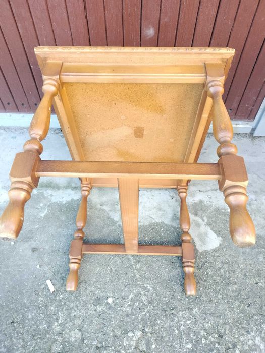 drewniany stoliczek, kwietnik