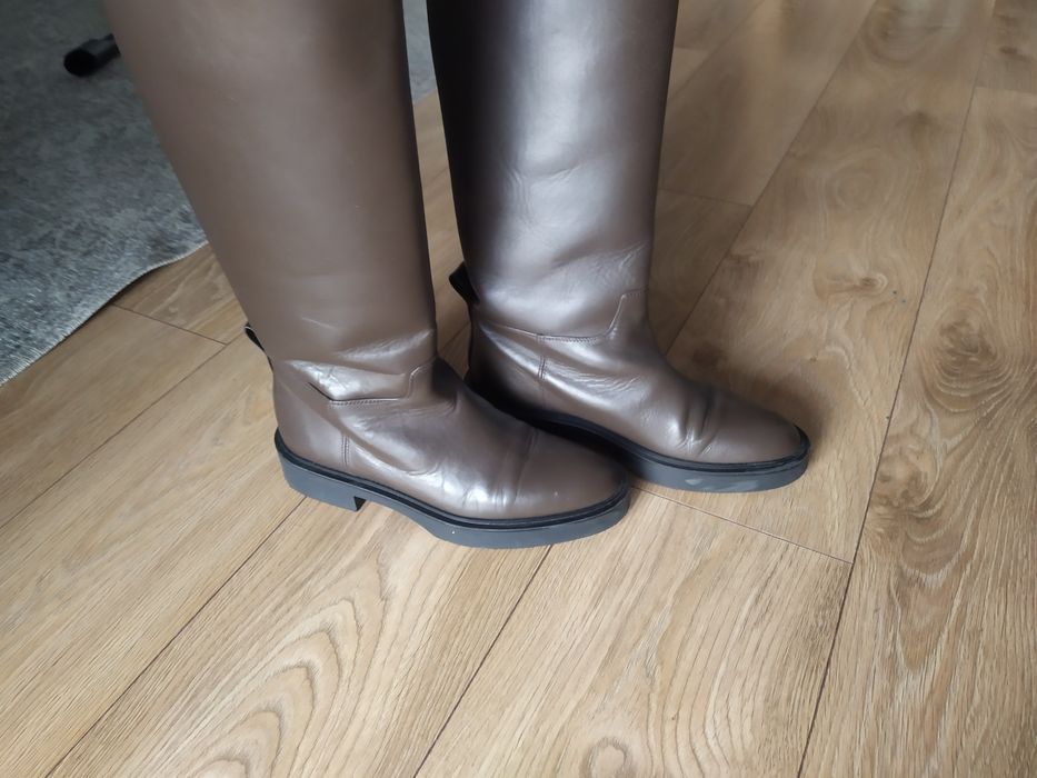 Skórzane kozaki na płaskiej podeszwie ZARA