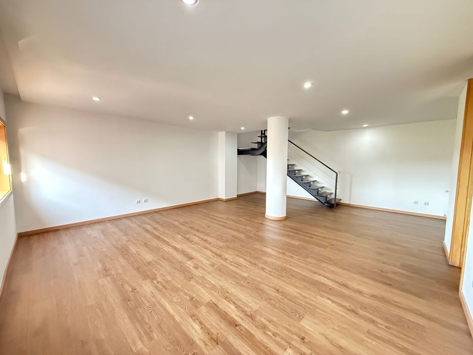 Excelente T3 Duplex em Paredes