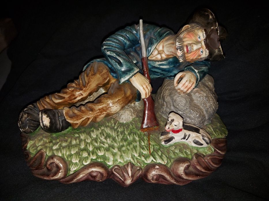 Stara figurka mysliwego kamionkowa