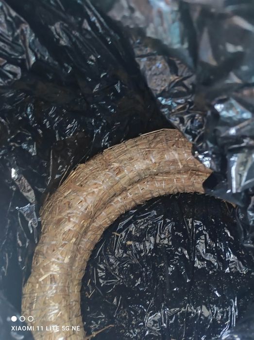 Podkłady słomiane owinięte zieloną fizeliną