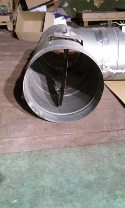 Trójnik z 2 przepustnicami wentylacyjnymi Ø (fi) 315 mm i redukcją