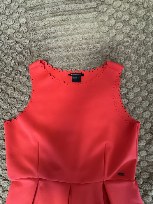 Красное брендовое платья от бренда Armani Exchange