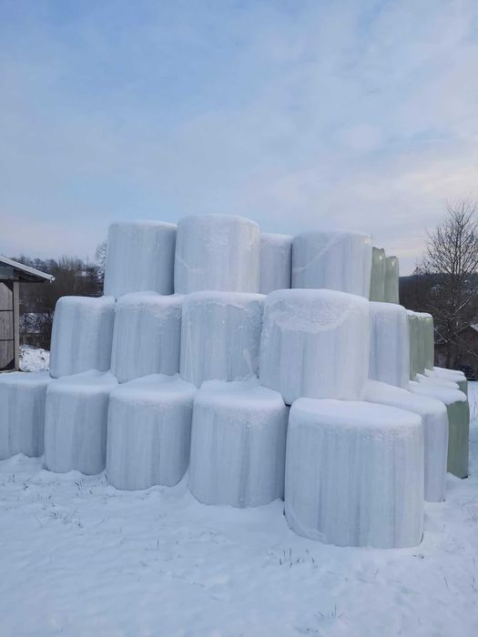 Bale z sianokiszonki i siana