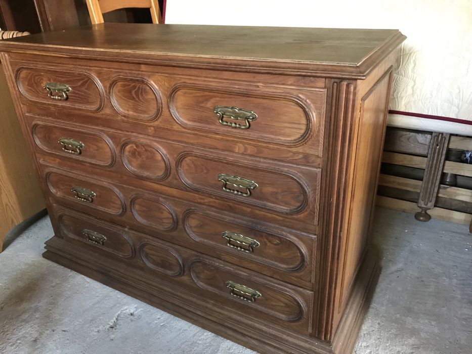 Móvel em madeira maciça