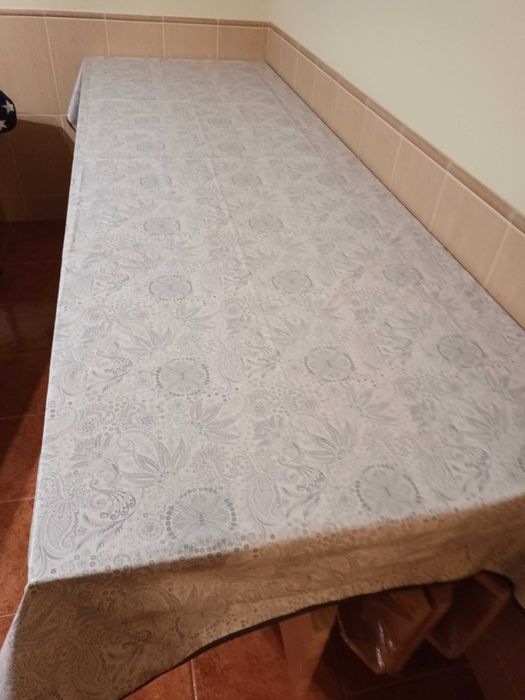 2 Mesas de madeira com bancos