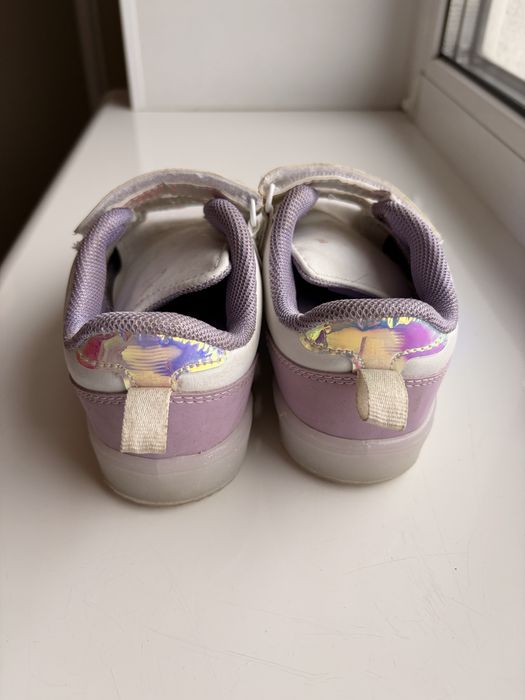 Кросівки світяться 27 розмір