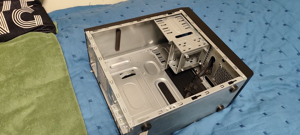 Caixa PC com leitor CDs ASUS