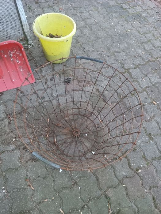 Dwa balony na wino PRL w koszach