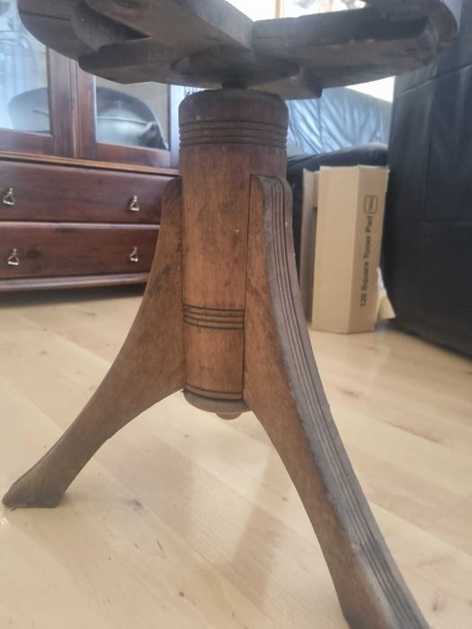 Zabytkowy stołek do fortepianu.