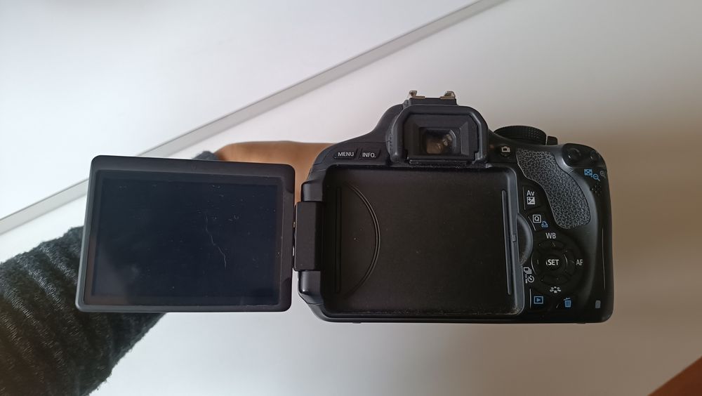 Canon 600D com lente 18-135mm câmara fotográfica