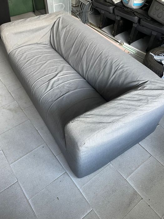 Sofá cinzento usado