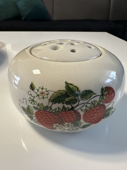 Ikebana , wazon , porcelana truskawki. Chodzież.      PRL