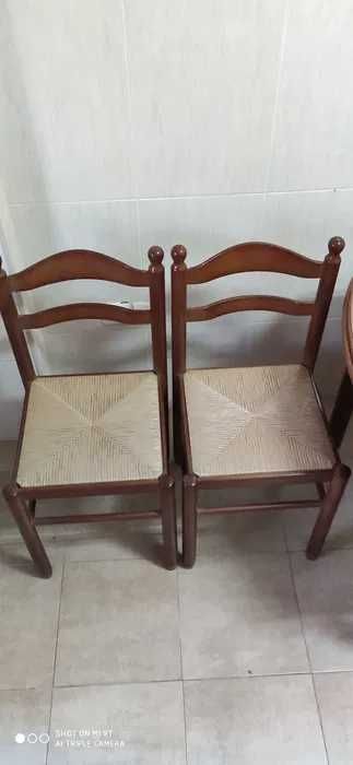 Mesa de cozinha com cadeiras e bancos - Para desocupar