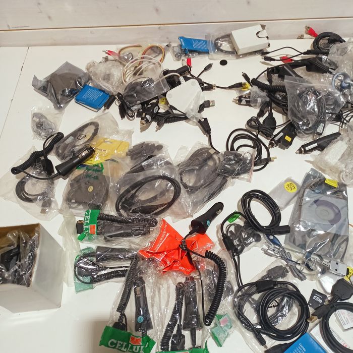 Zestaw kultowych ładowarek,kabli,baterii do telefonów itp.