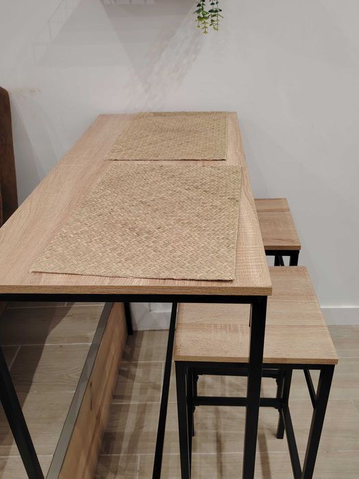 Mesa pequena com dois bancos