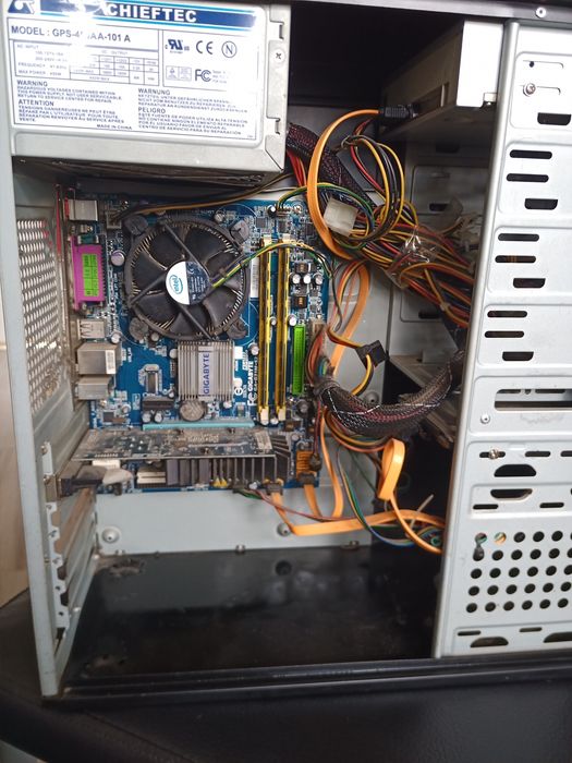 Komputer 4x2.3 GHz 1gb karta graficzna 4gb ram 500gb